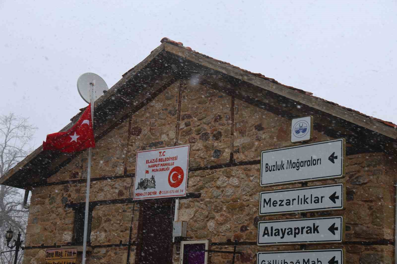 Harput’ta kar yağışı etkisini artırdı, tarihi mekanlar beyaza büründü
