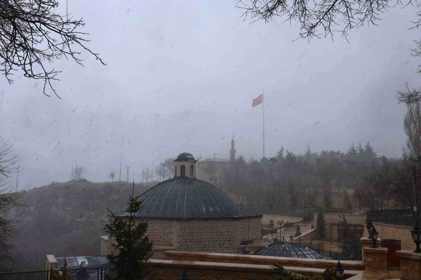 Harput’ta kar yağışı etkisini artırdı, tarihi mekanlar beyaza büründü
