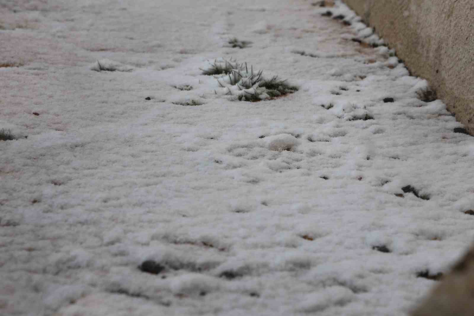 Harput’ta kar yağışı etkisini artırdı, tarihi mekanlar beyaza büründü
