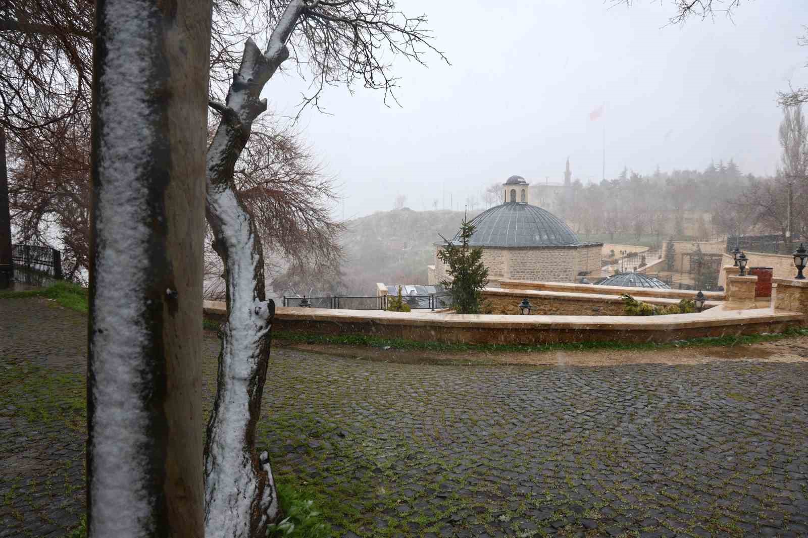 Harput’ta kar yağışı etkisini artırdı, tarihi mekanlar beyaza büründü
