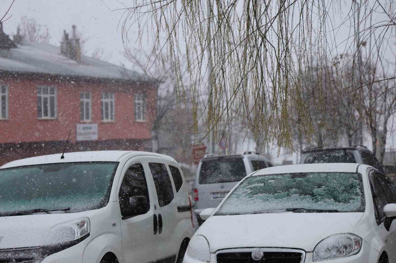 Harput’ta kar yağışı etkisini artırdı, tarihi mekanlar beyaza büründü
