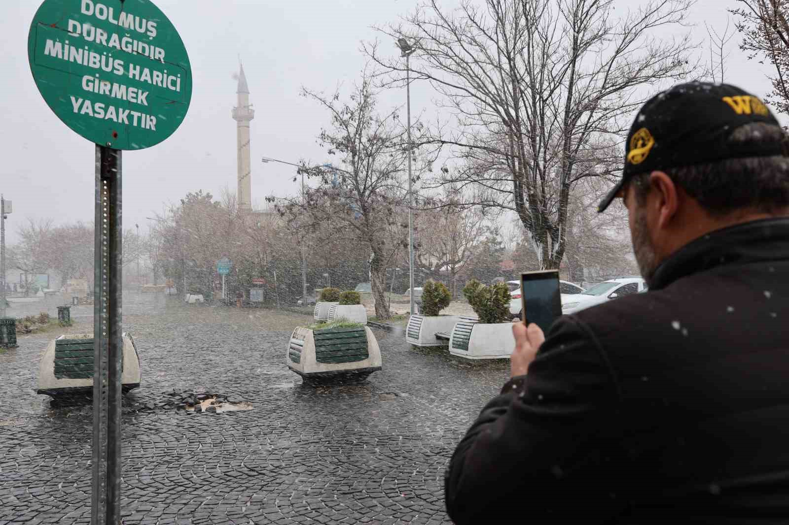 Harput’ta kar yağışı etkisini artırdı, tarihi mekanlar beyaza büründü
