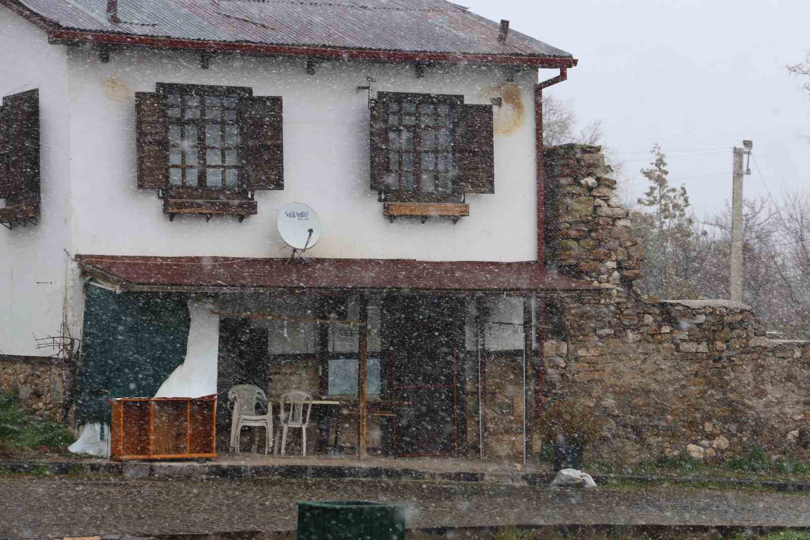 Harput’ta kar yağışı etkisini artırdı, tarihi mekanlar beyaza büründü

