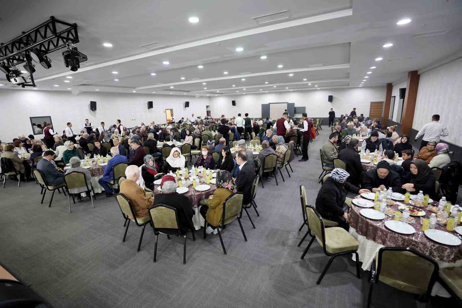 Hasan Kılca, Alzheımer yaşam merkezi sakinleri ve aileleri ile iftarda buluştu
