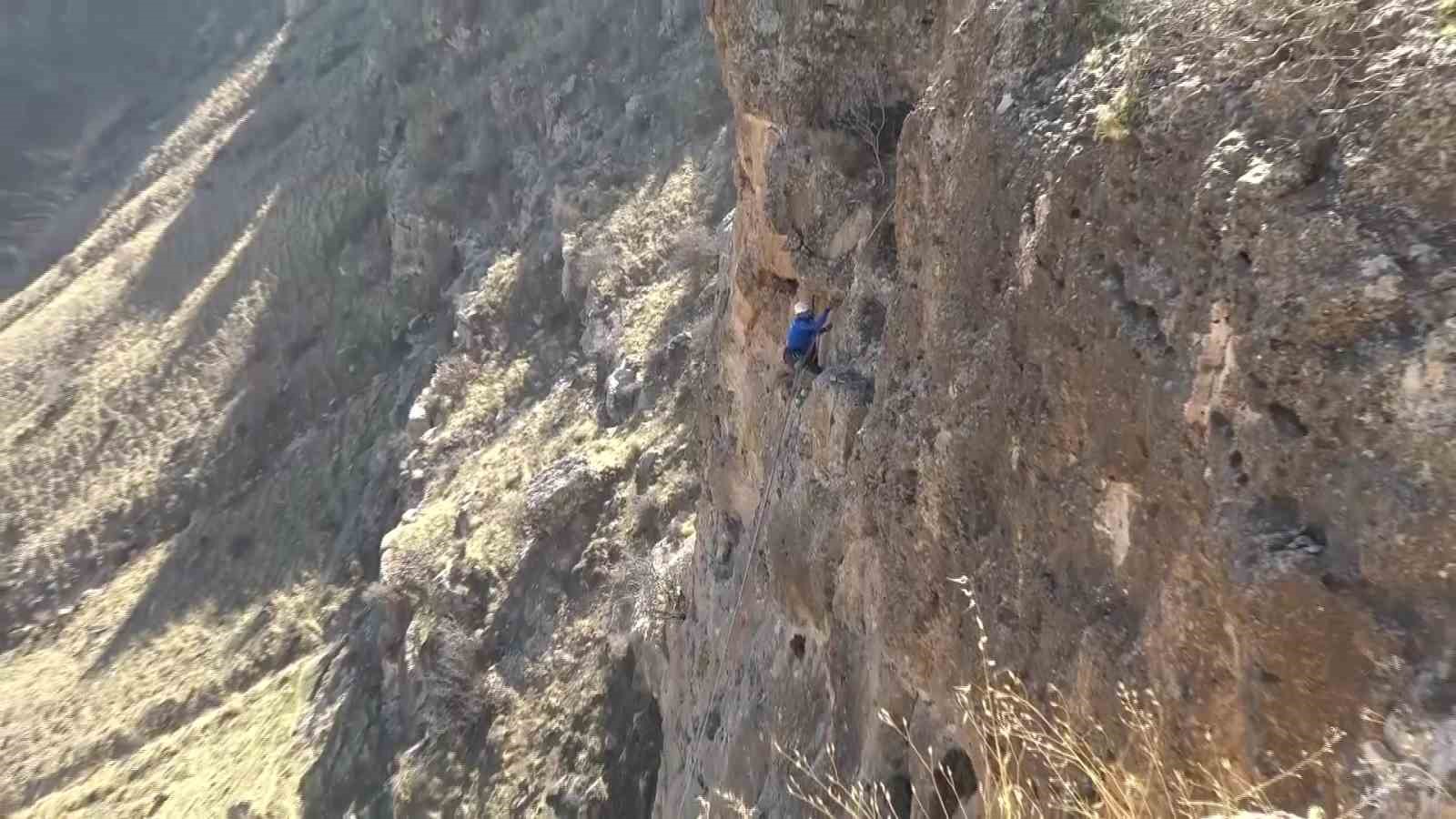 Hasankeyf’te 5 gündür mahsur kalan keçi kurtarıldı
