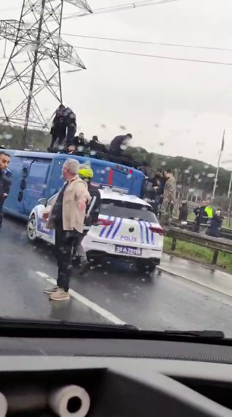 Hasdal yolu Kemerburgaz istikametinde cezaevi aracı devrildi. İhbar sonrası bölgeye çok sayıda ekip sevk edildi.
