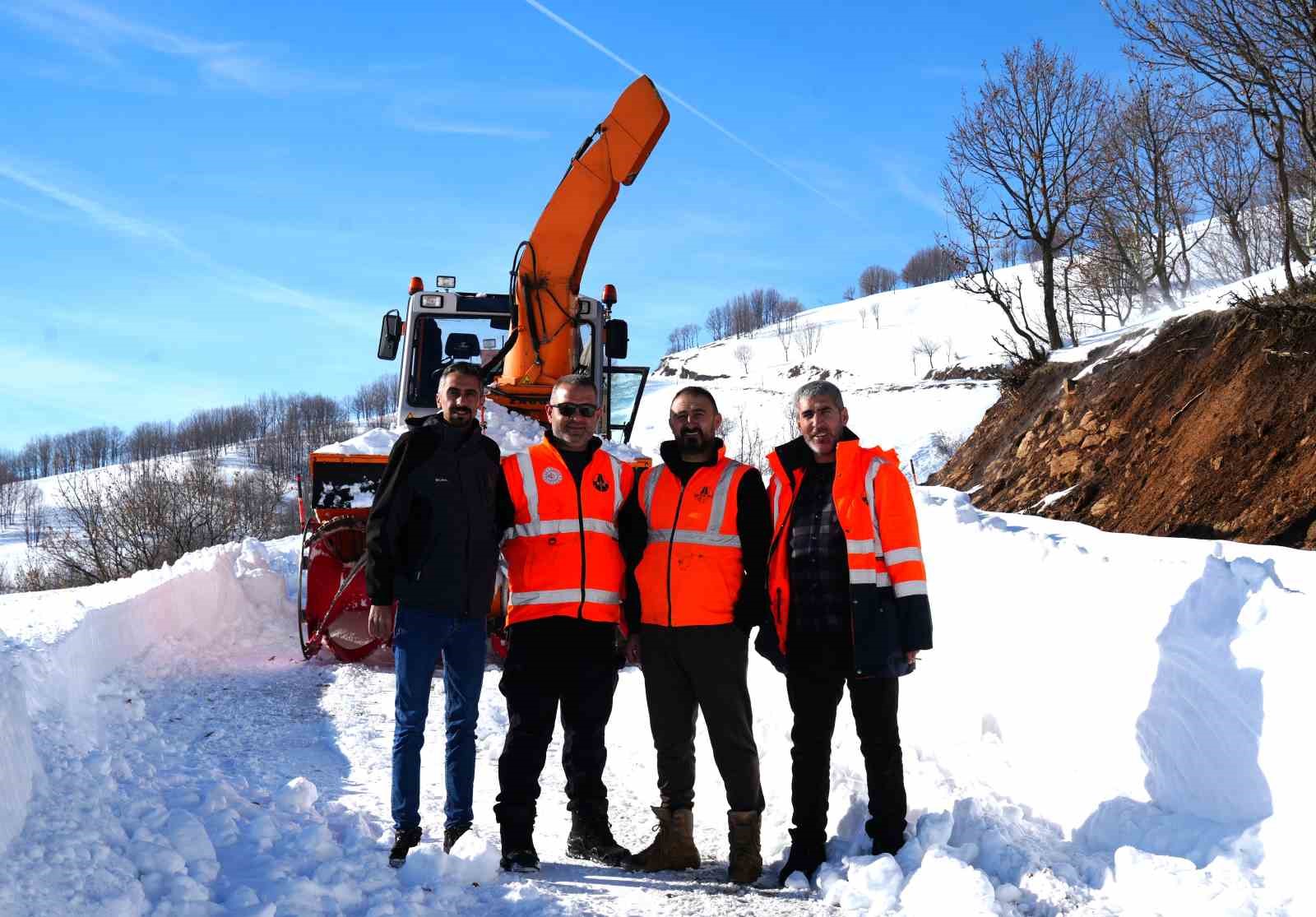 Hasköy-Mutki güvenlik yolunda çığ riskine rağmen karla mücadele sürüyor
Hasköy-Mutki güvenlik yolunda çığ riskine rağmen karla mücadele sürüyor