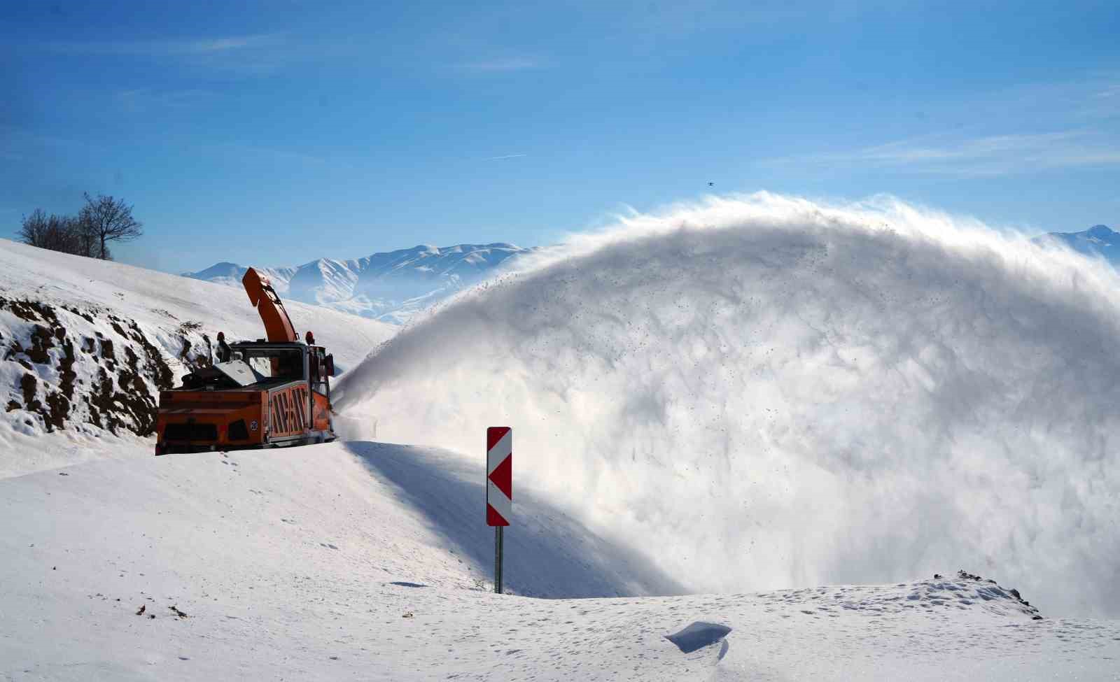Hasköy-Mutki güvenlik yolunda çığ riskine rağmen karla mücadele sürüyor
Hasköy-Mutki güvenlik yolunda çığ riskine rağmen karla mücadele sürüyor