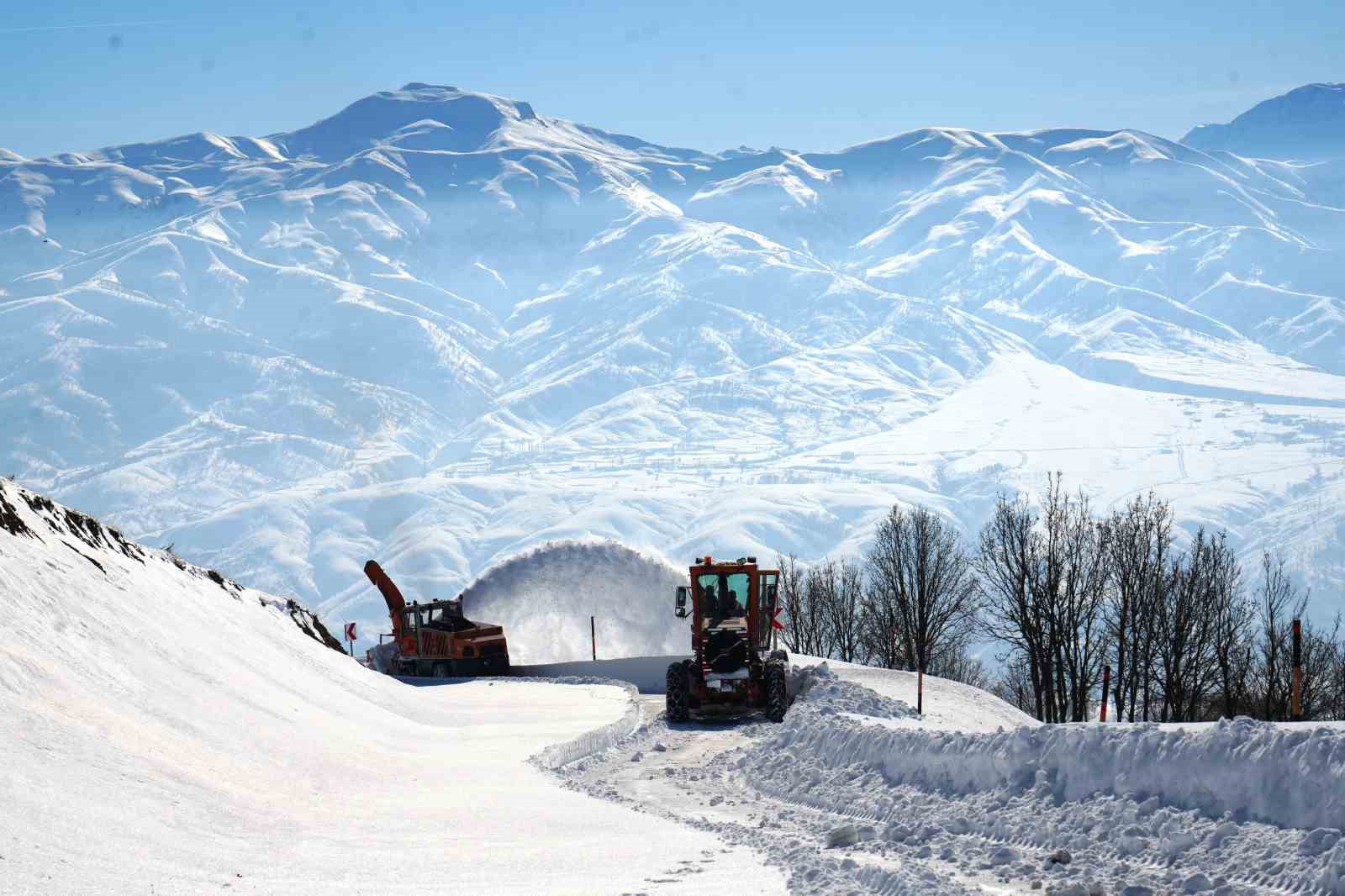 Hasköy-Mutki güvenlik yolunda çığ riskine rağmen karla mücadele sürüyor
Hasköy-Mutki güvenlik yolunda çığ riskine rağmen karla mücadele sürüyor