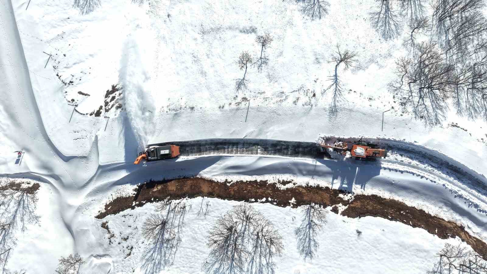 Hasköy-Mutki güvenlik yolunda çığ riskine rağmen karla mücadele sürüyor
Hasköy-Mutki güvenlik yolunda çığ riskine rağmen karla mücadele sürüyor