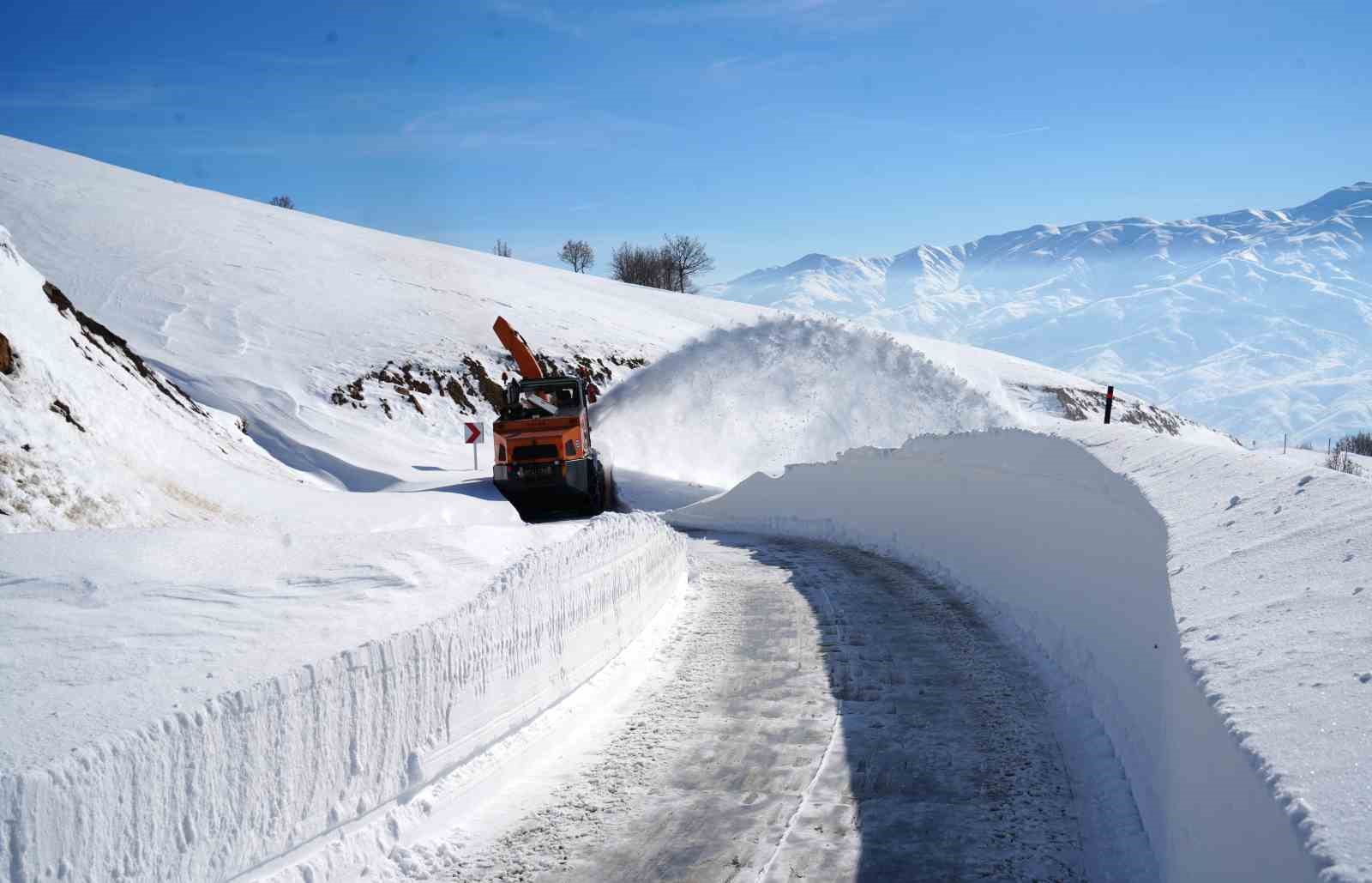 Hasköy-Mutki güvenlik yolunda çığ riskine rağmen karla mücadele sürüyor
Hasköy-Mutki güvenlik yolunda çığ riskine rağmen karla mücadele sürüyor