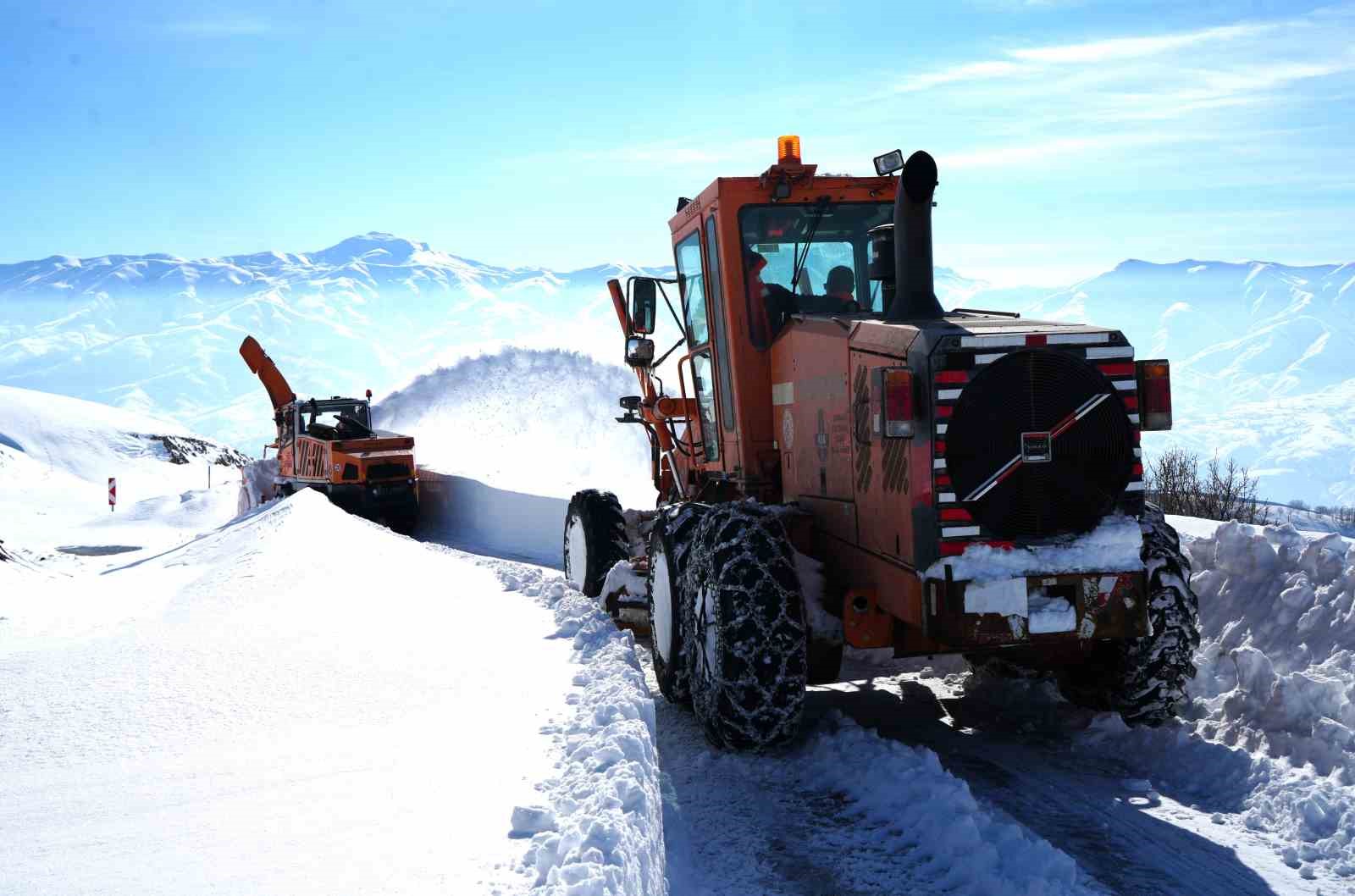 Hasköy-Mutki güvenlik yolunda çığ riskine rağmen karla mücadele sürüyor
Hasköy-Mutki güvenlik yolunda çığ riskine rağmen karla mücadele sürüyor