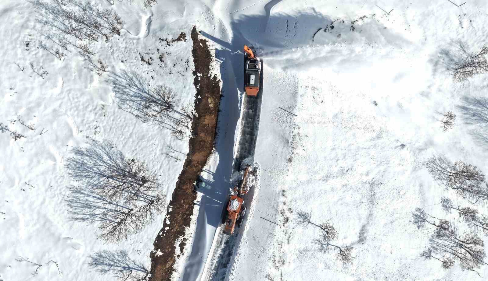 Hasköy-Mutki güvenlik yolunda çığ riskine rağmen karla mücadele sürüyor
Hasköy-Mutki güvenlik yolunda çığ riskine rağmen karla mücadele sürüyor