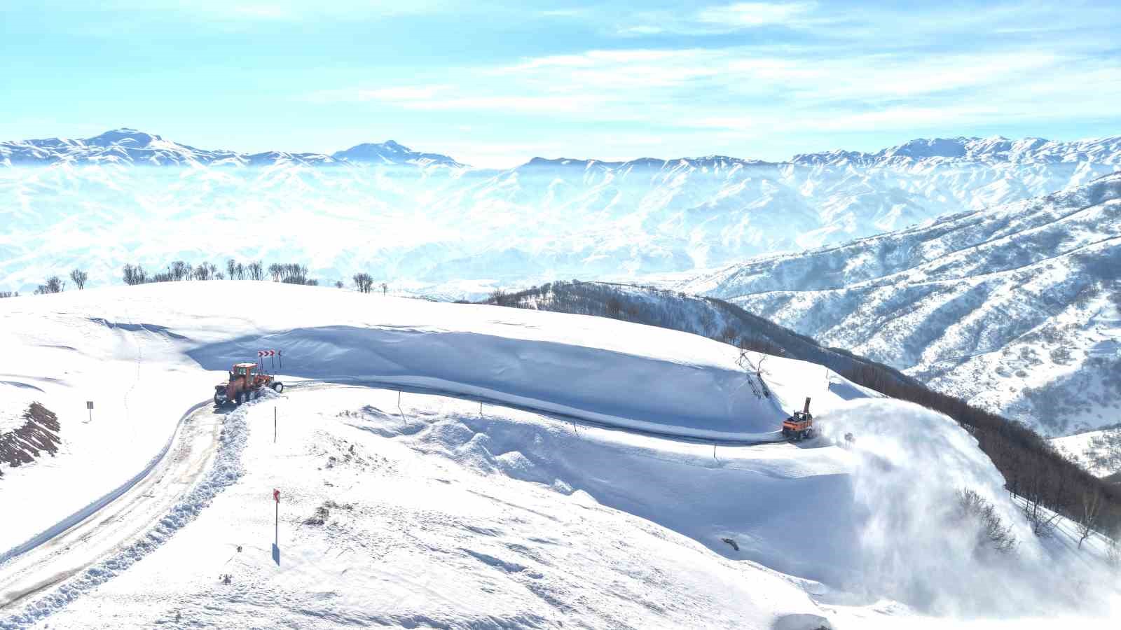 Hasköy-Mutki güvenlik yolunda çığ riskine rağmen karla mücadele sürüyor
Hasköy-Mutki güvenlik yolunda çığ riskine rağmen karla mücadele sürüyor