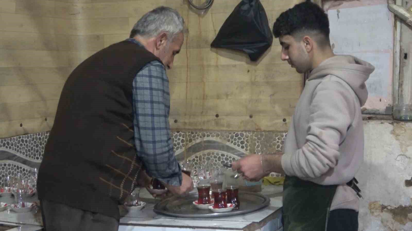 Hasköy’de 40 yıllık çay evi: Kağıt oyunu yok, satranç var
Hasköy’de 40 yıllık çay evi: Kağıt oyunu yok, satranç var