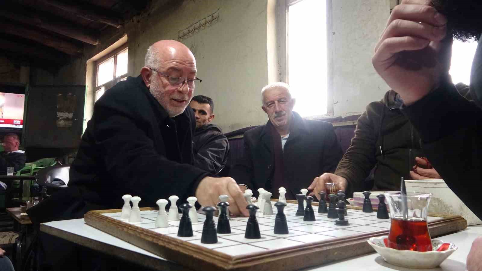 Hasköy’de 40 yıllık çay evi: Kağıt oyunu yok, satranç var
Hasköy’de 40 yıllık çay evi: Kağıt oyunu yok, satranç var