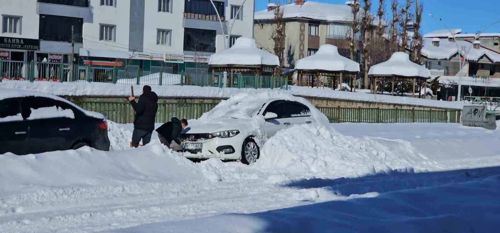 Hasköy’de araçlar kar altında kayboldu
