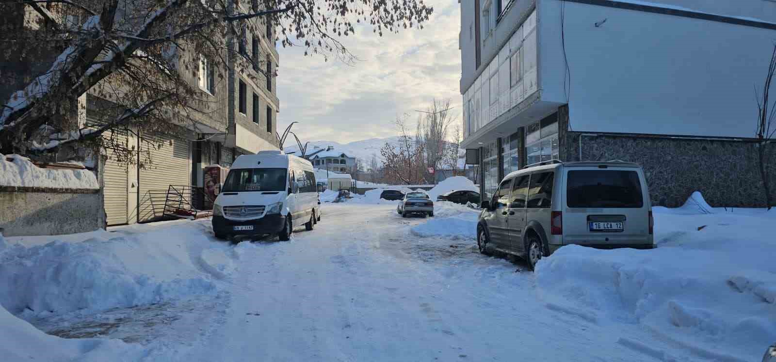 Hasköy’de araçlar kar altında kayboldu
