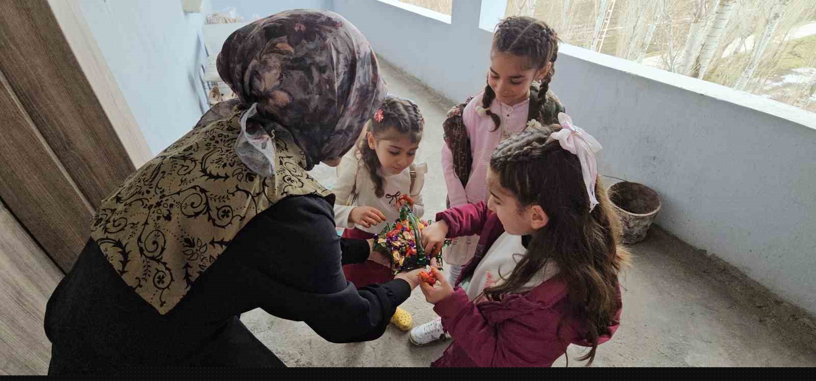 Hasköy’de bayram geleneği sürüyor: Çocuklar kapı kapı şeker topladı

