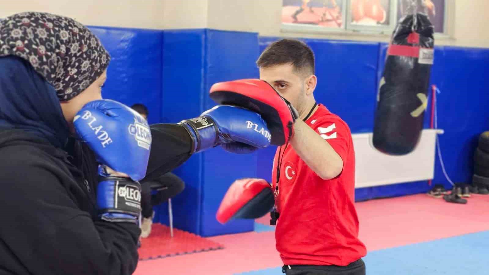 Hasköy’de boks yapan tek kızın en büyük destekçisi babası oldu
