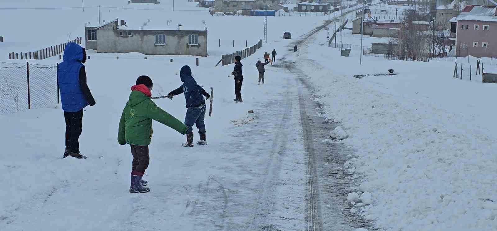 Hasköy’de çocuklar karın keyfini kayarak çıkardı
