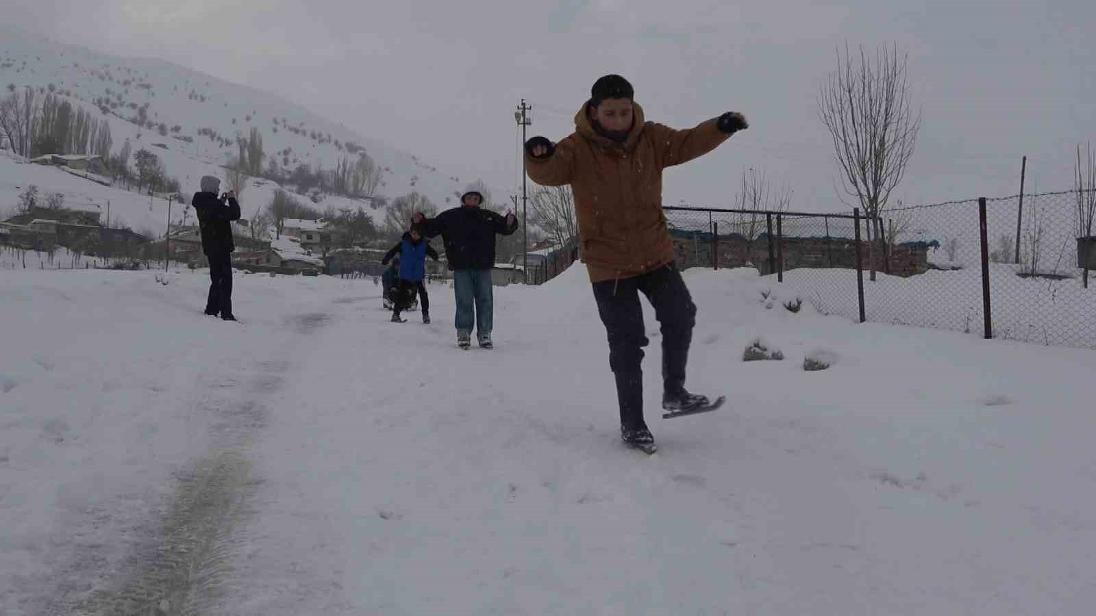 Hasköy’de çocuklar karın keyfini kayarak çıkardı
