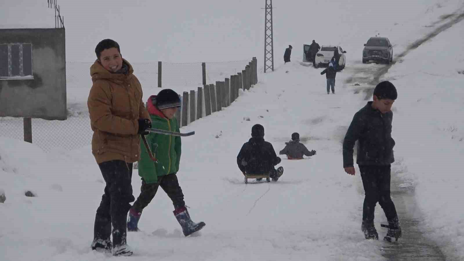 Hasköy’de çocuklar karın keyfini kayarak çıkardı
