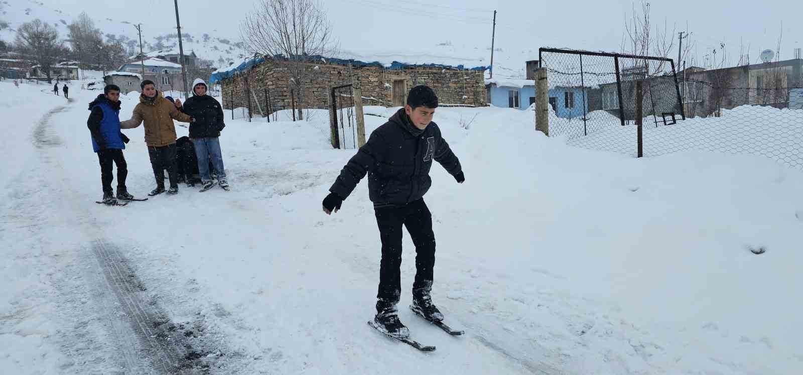 Hasköy’de çocuklar karın keyfini kayarak çıkardı
