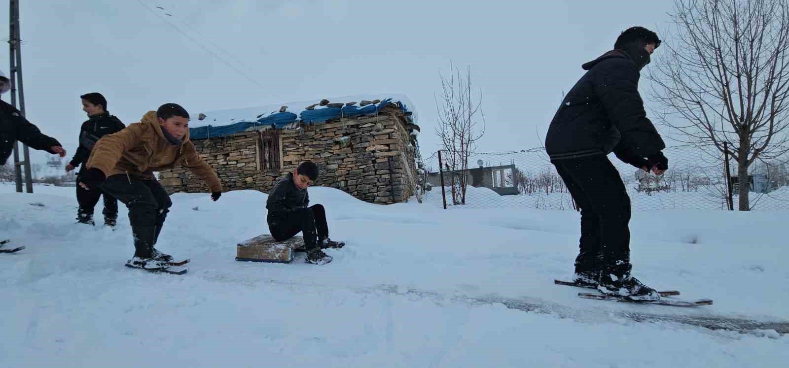 Hasköy’de çocuklar karın keyfini kayarak çıkardı

