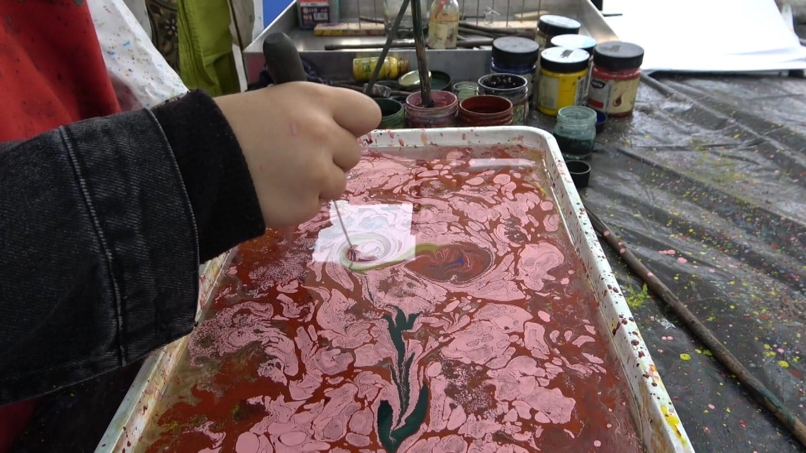 Hasköy’de ebru sanatına yoğun ilgi
