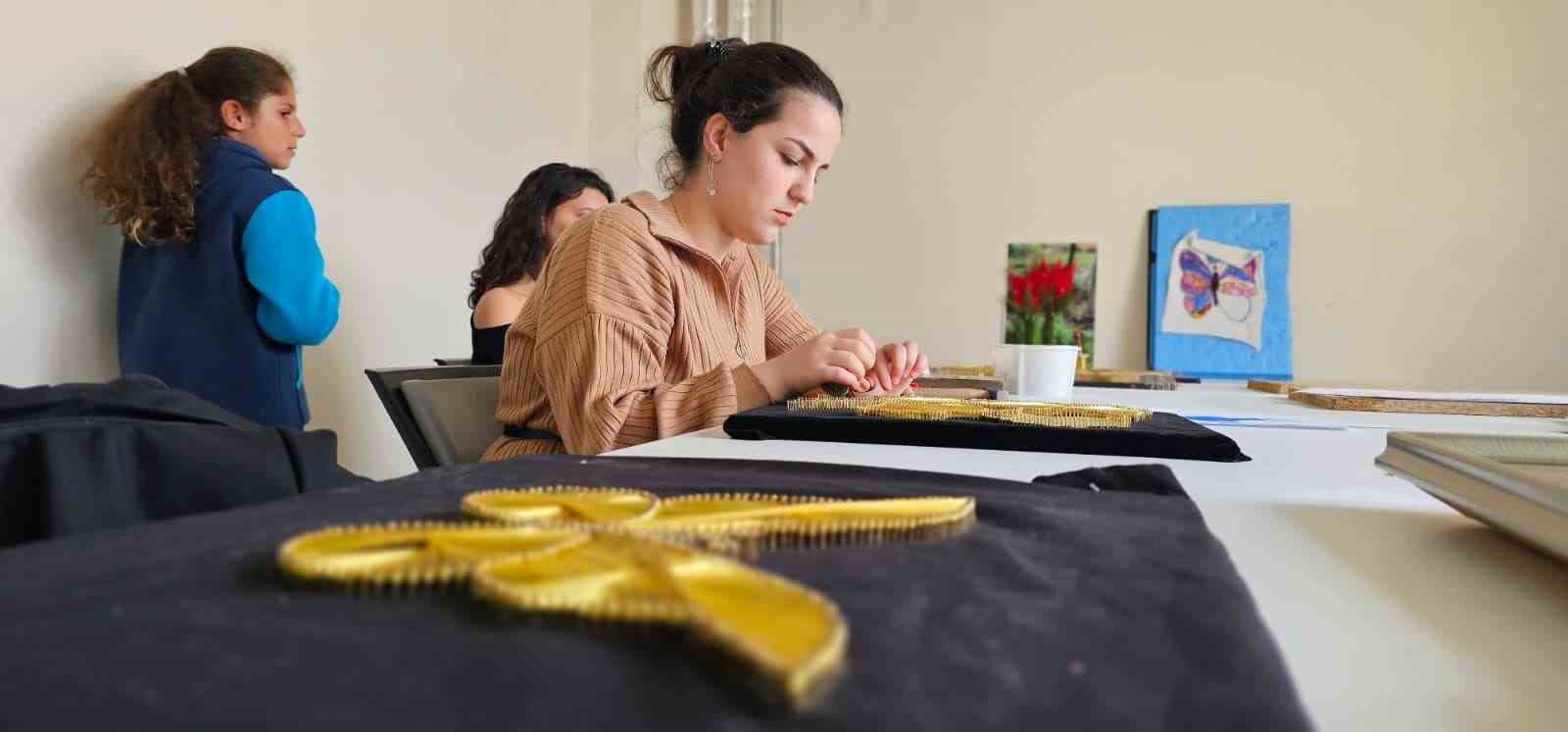 Hasköy’de gençler filografi sanatıyla hem hobi ediniyor hem meslek öğreniyor
