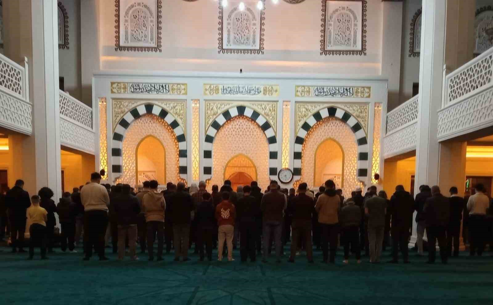 Hasköy’de Kadir Gecesi dualarla idrak edildi
