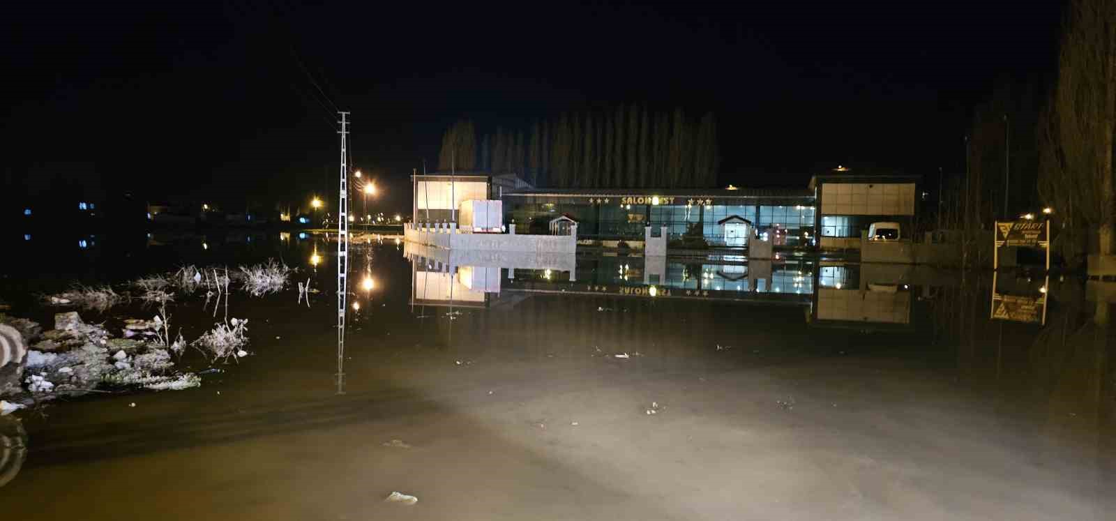 Hasköy’de sağanak ve eriyen kar su baskınlarına neden oldu
