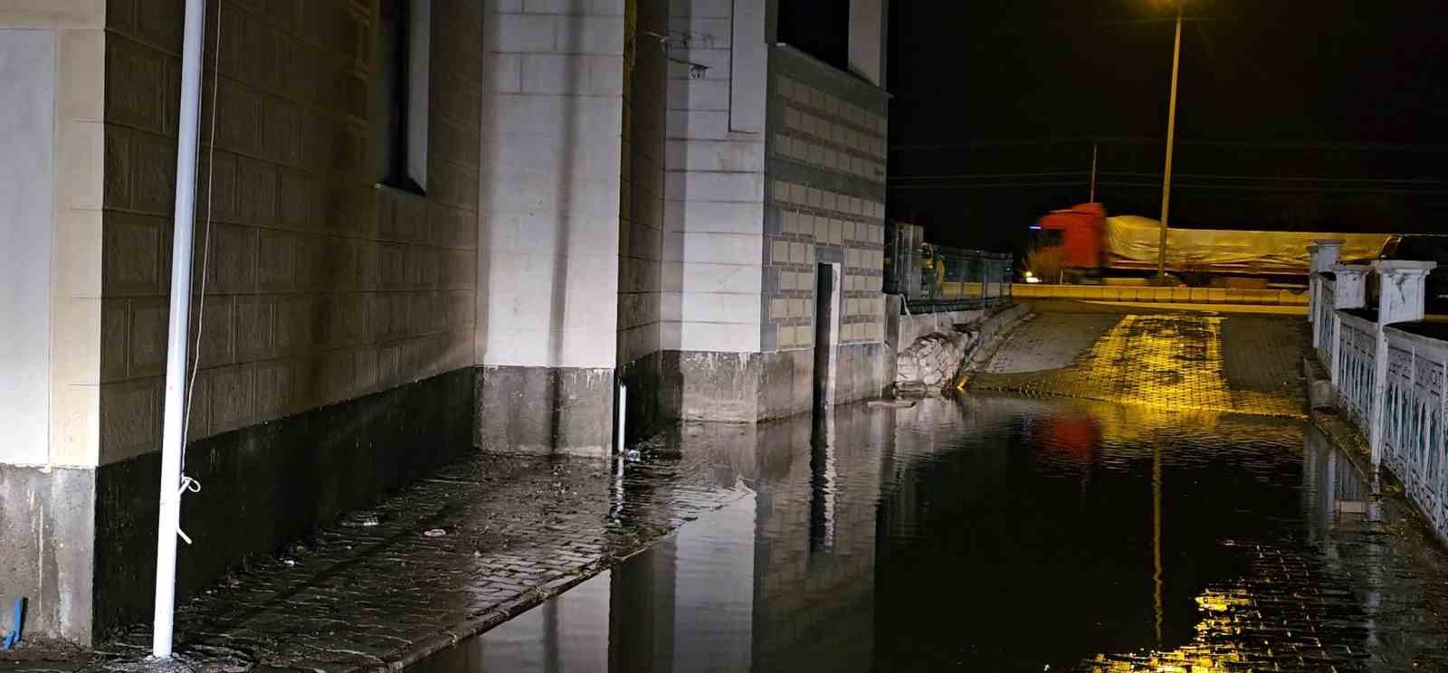 Hasköy’de sağanak ve eriyen kar su baskınlarına neden oldu
