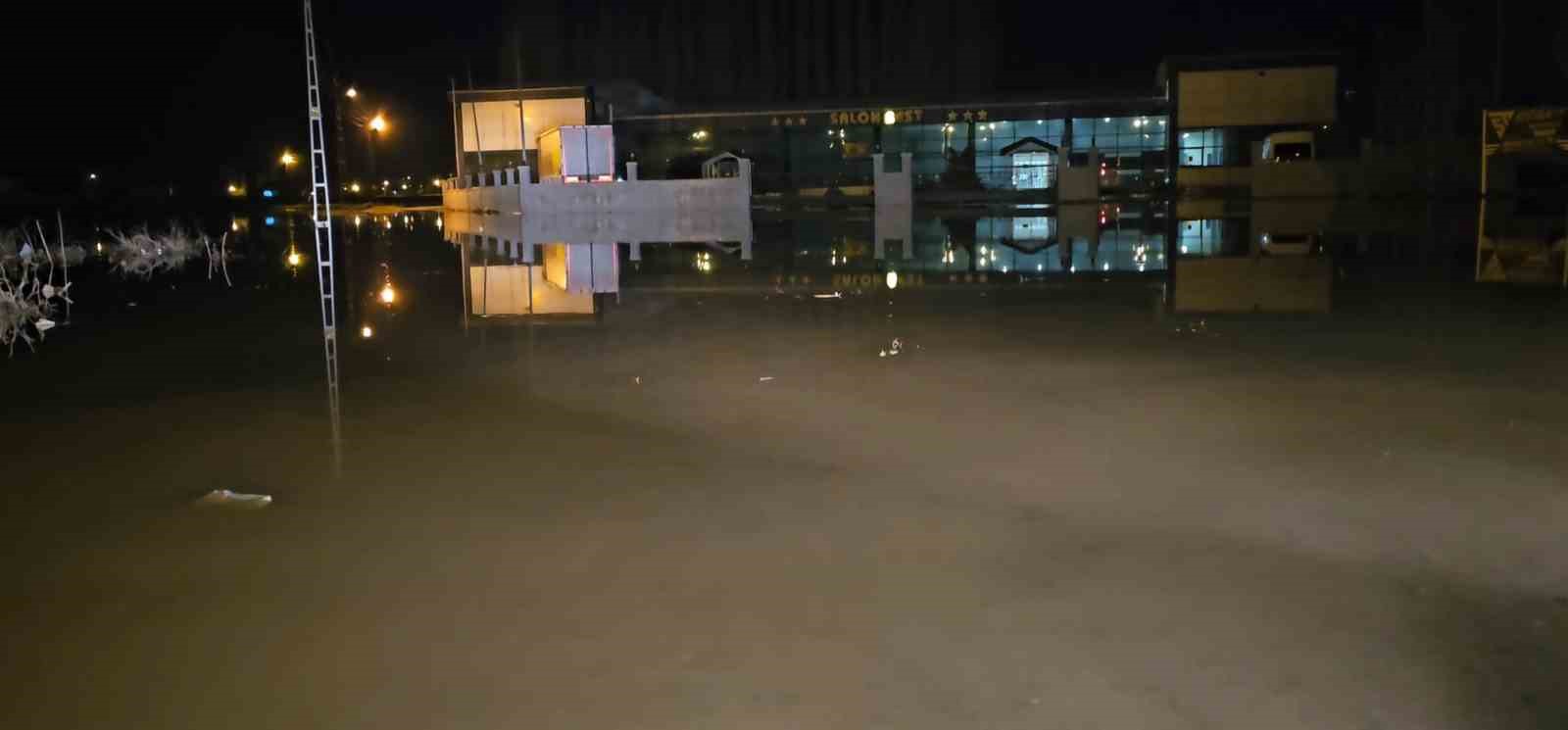 Hasköy’de sağanak ve eriyen kar su baskınlarına neden oldu
