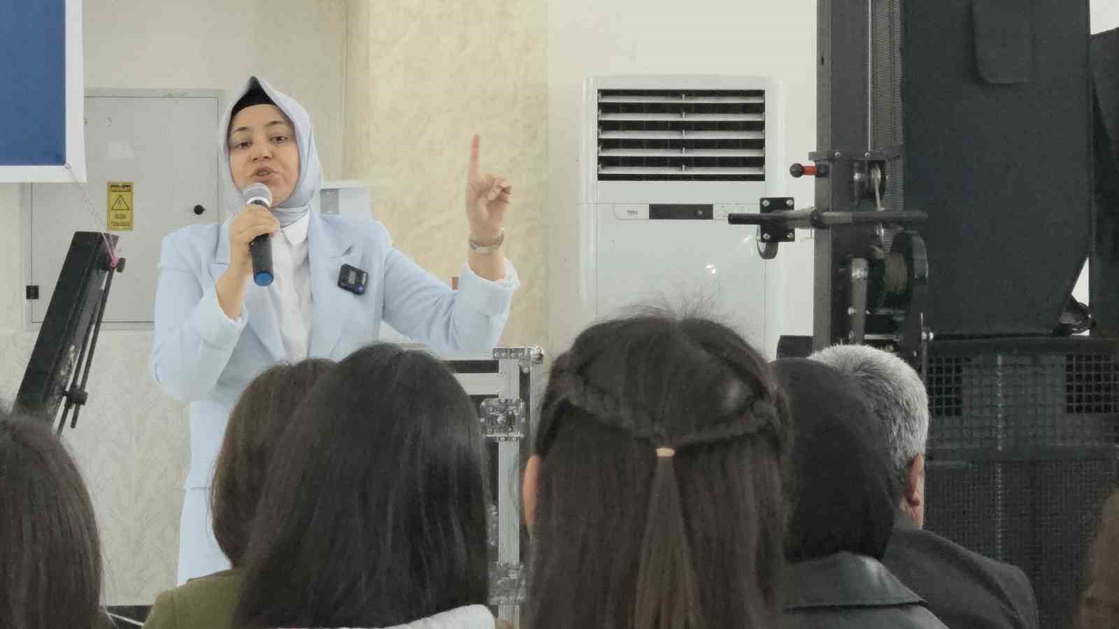 Hassalı yazarın söyleşisi hemşerilerinden yoğun ilgi gördü
