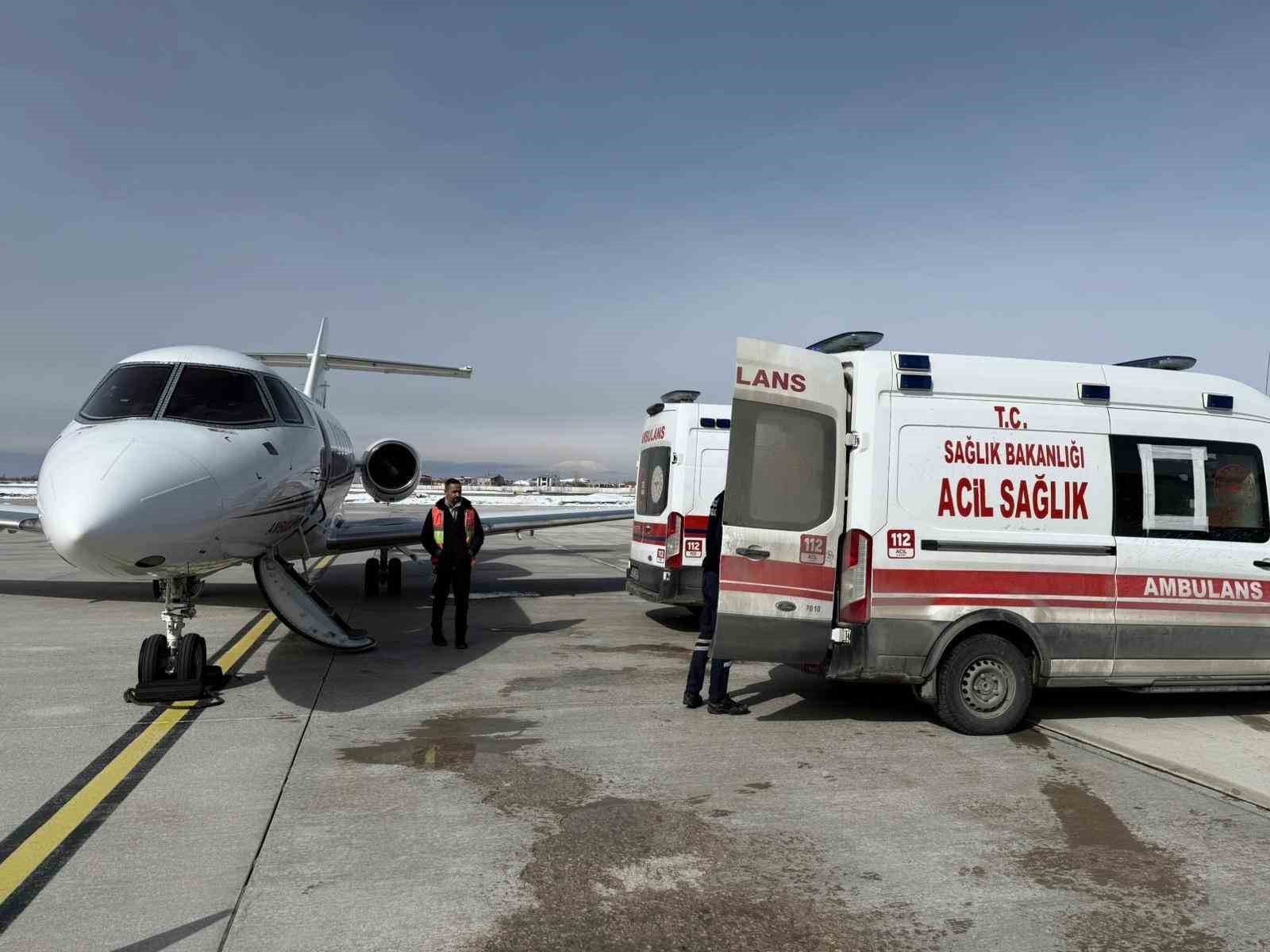 Hasta 2 bebek ambulans uçakla İstanbul’a sevk edildi
