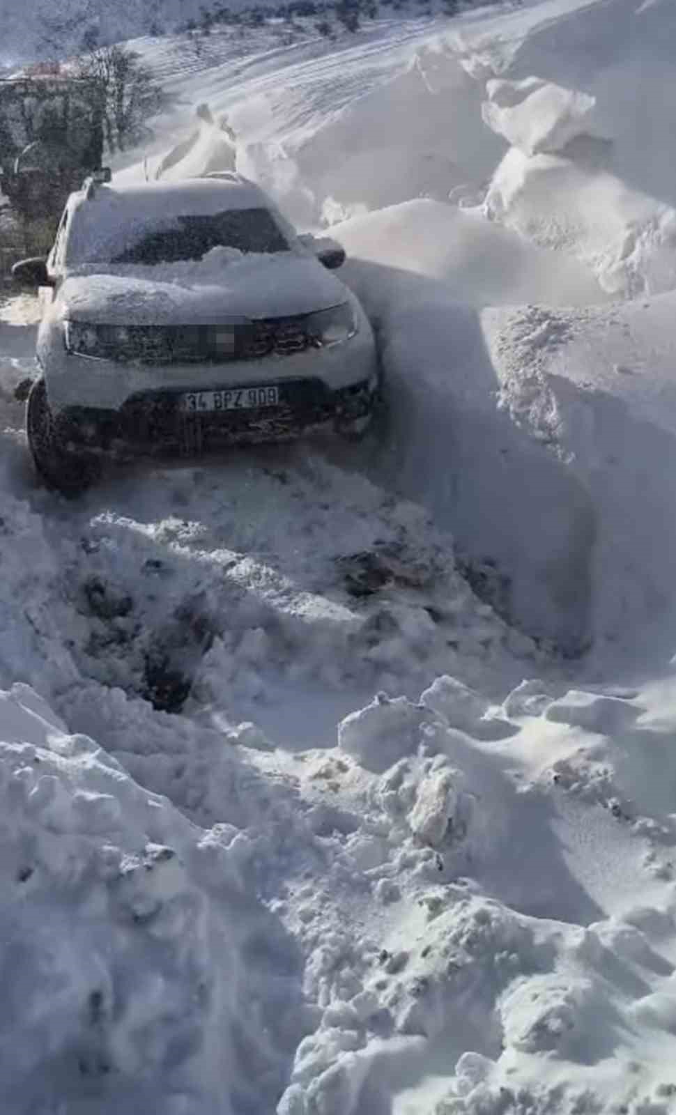 Hasta nakli yapan araç karda mahsur kaldı
