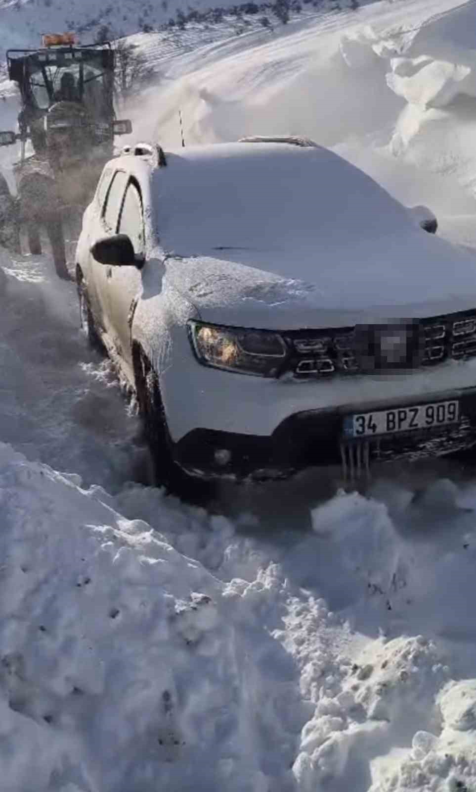 Hasta nakli yapan araç karda mahsur kaldı
