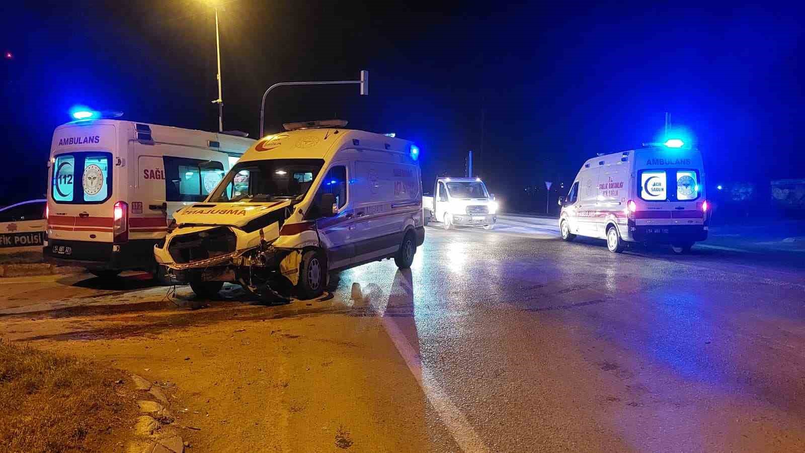 Hasta taşıyan ambulans ile otomobil çarpıştı: 1 yaralı
