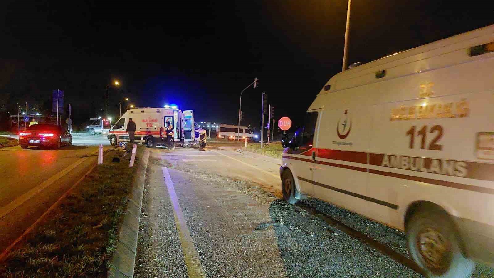 Hasta taşıyan ambulans ile otomobil çarpıştı: 1 yaralı
