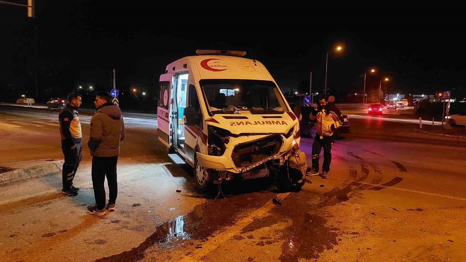 Hasta taşıyan ambulans ile otomobil çarpıştı: 1 yaralı
