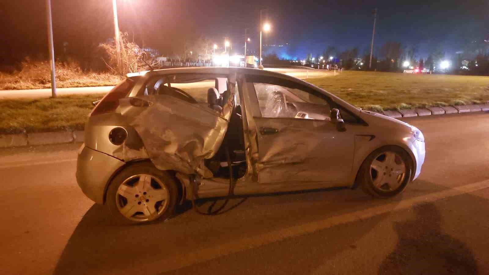 Hasta taşıyan ambulans ile otomobil çarpıştı: 1 yaralı
