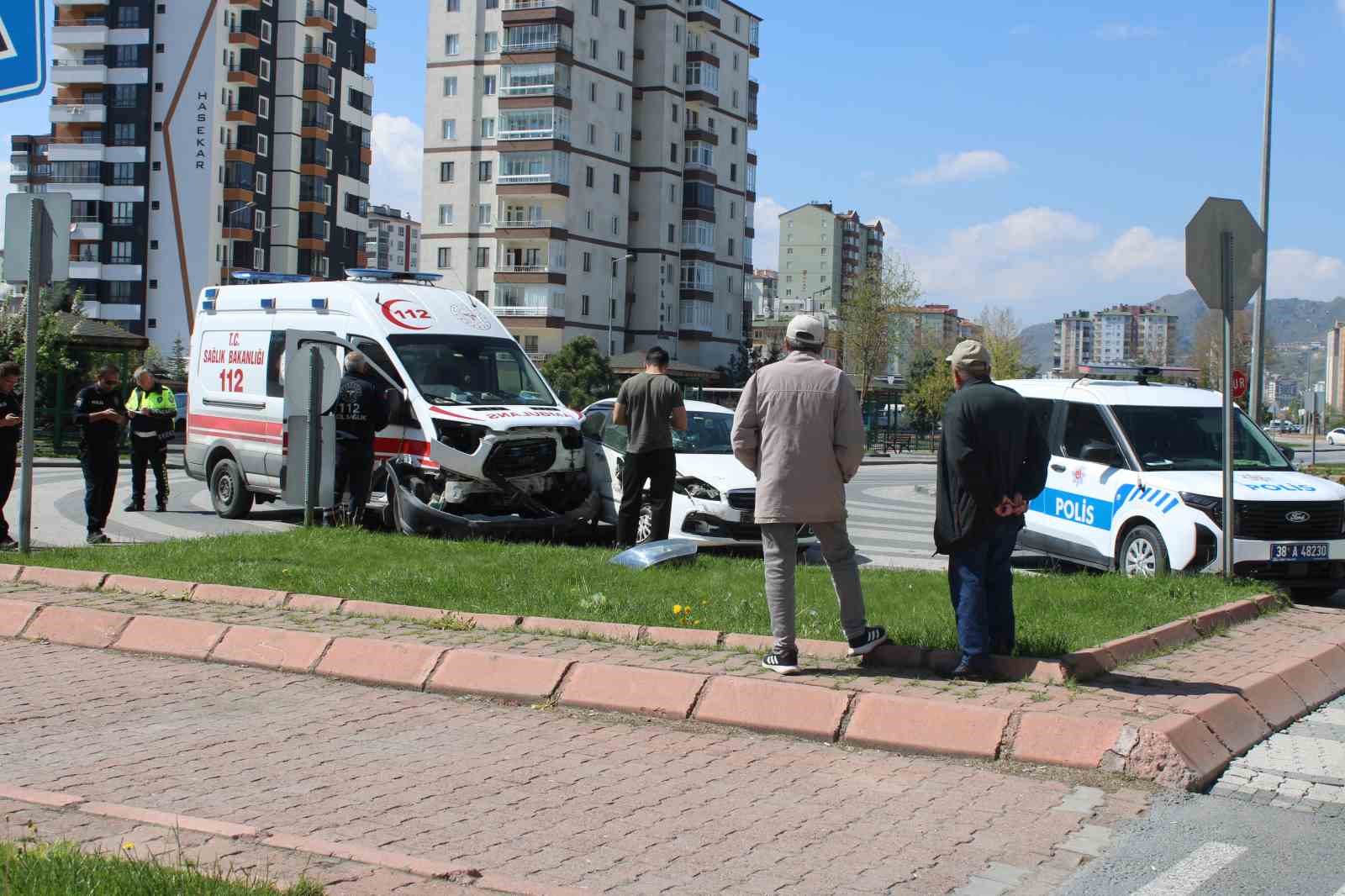 Hasta taşıyan ambulansla otomobil çarpıştı: 2 yaralı
