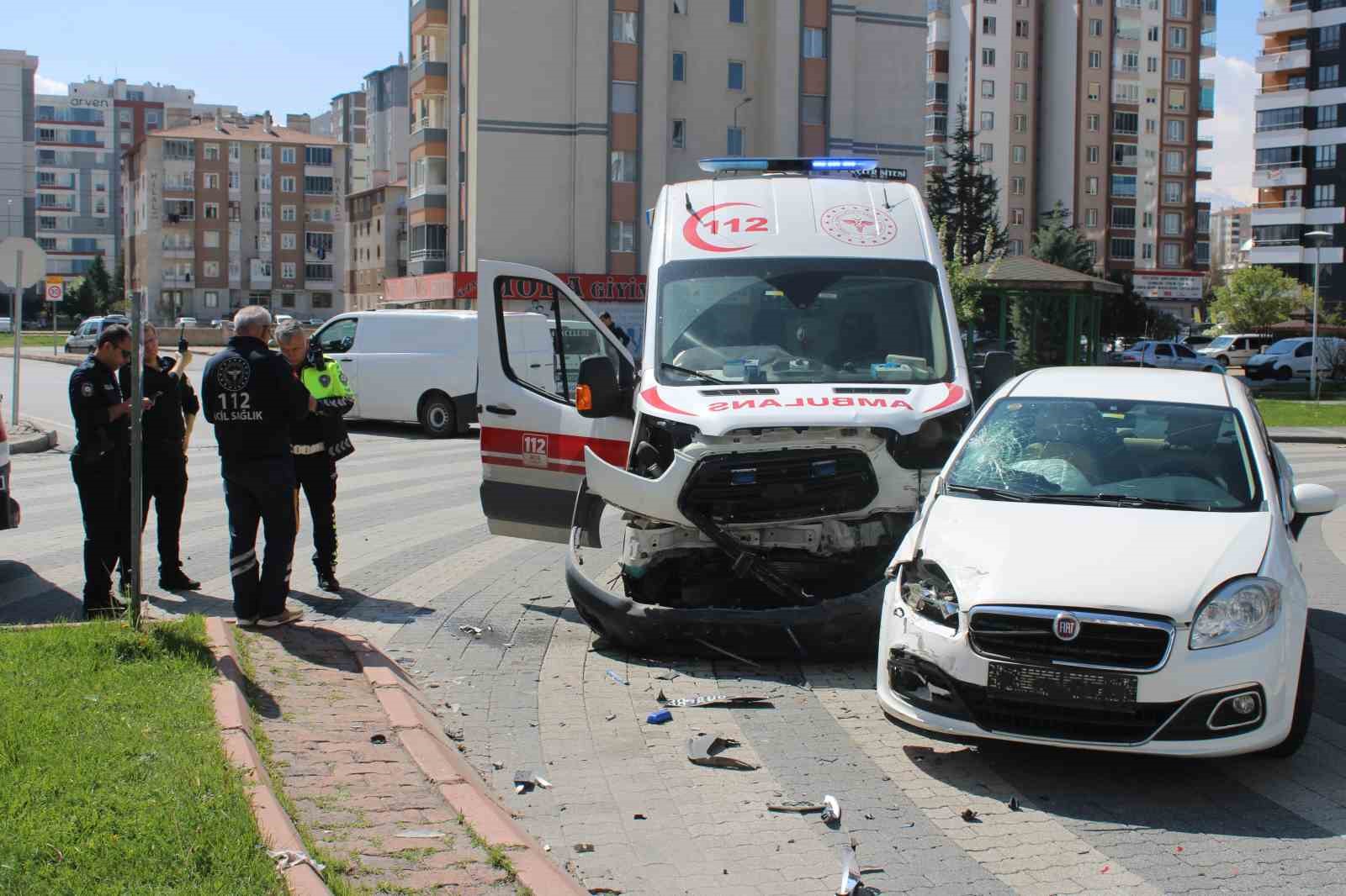 Hasta taşıyan ambulansla otomobil çarpıştı: 2 yaralı
