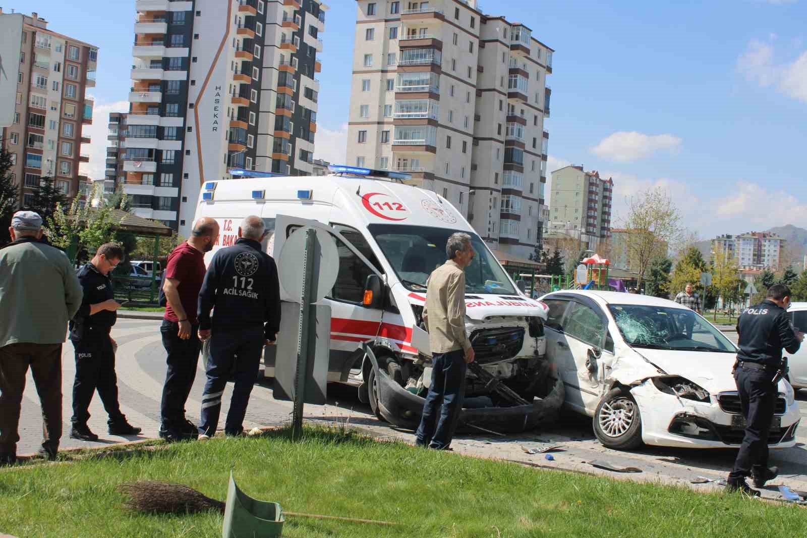 Hasta taşıyan ambulansla otomobil çarpıştı: 2 yaralı
