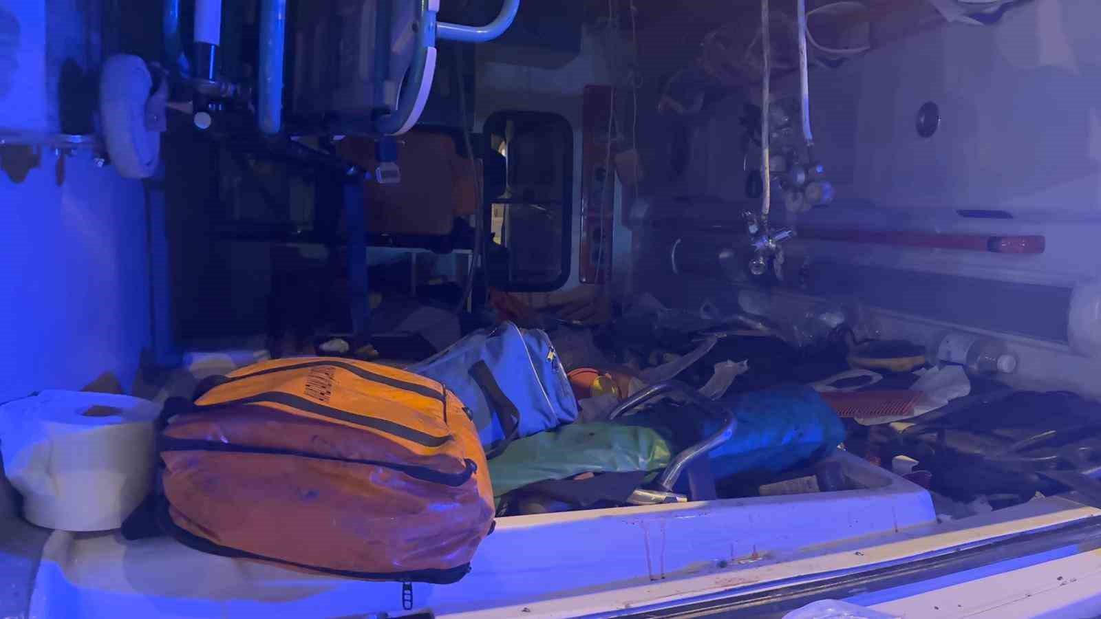 Hasta taşıyan ambulansla otomobil çarpıştı: 4 yaralı
