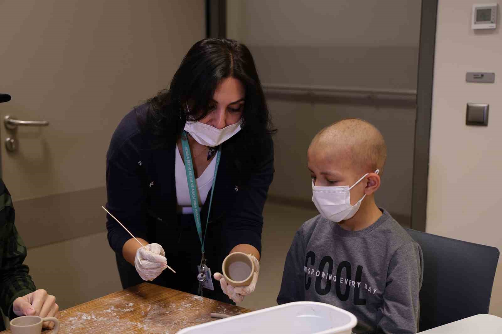 Hasta yataklarında okula gidemeyen çocuklar, bu atölyelerde el becerilerini geliştiriyor
