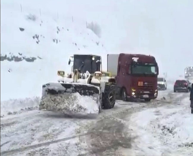 Hastalara ulaşmak için ekiplerin zorlu mücadelesi
