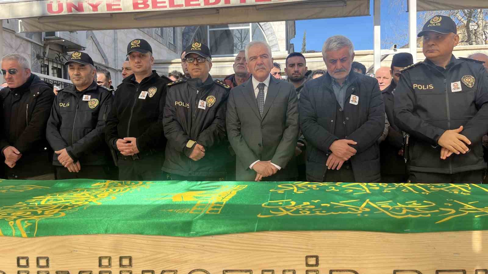 Hastalığı nedeniyle hayatını kaybeden emniyet personeli son yolculuğuna uğurlandı
